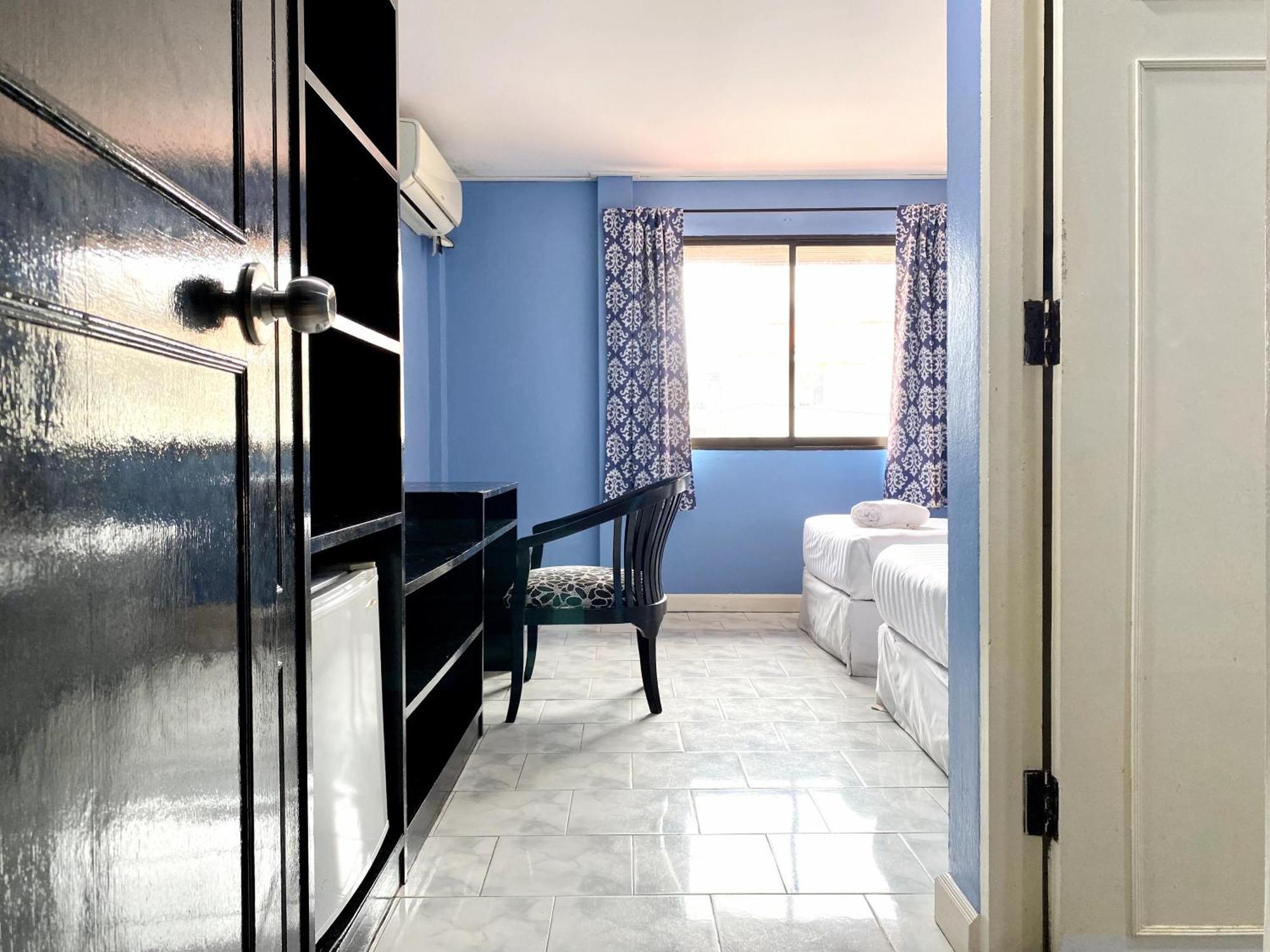Beachwalk Minotel Patong Bagian luar foto