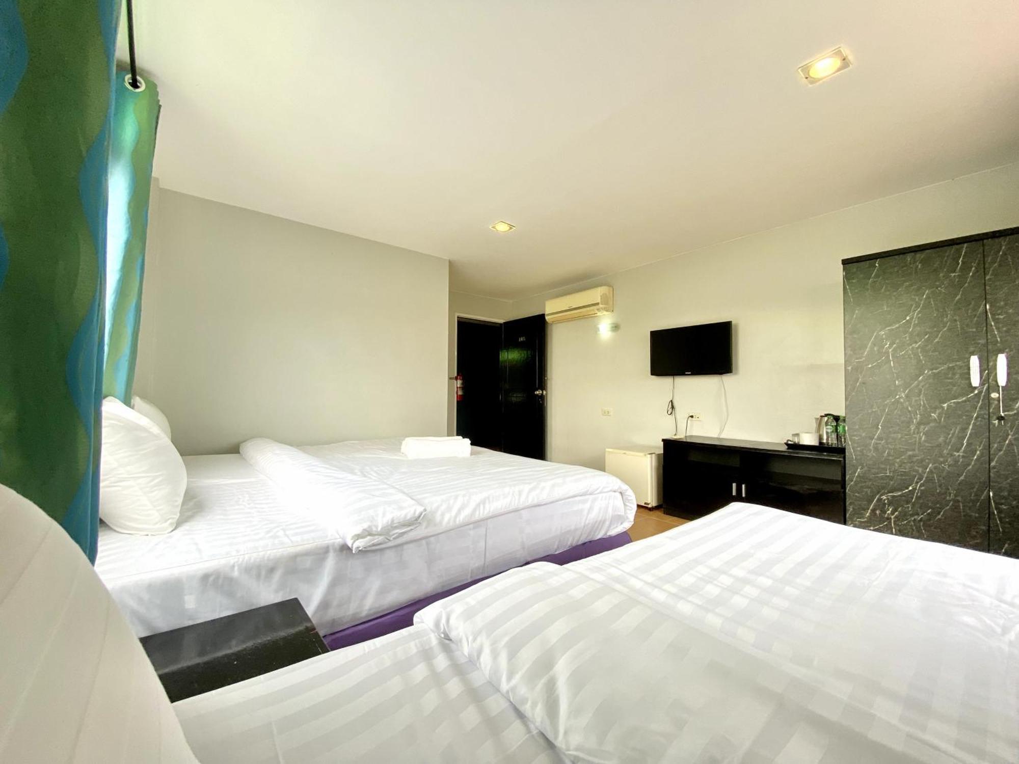 Beachwalk Minotel Patong Bagian luar foto