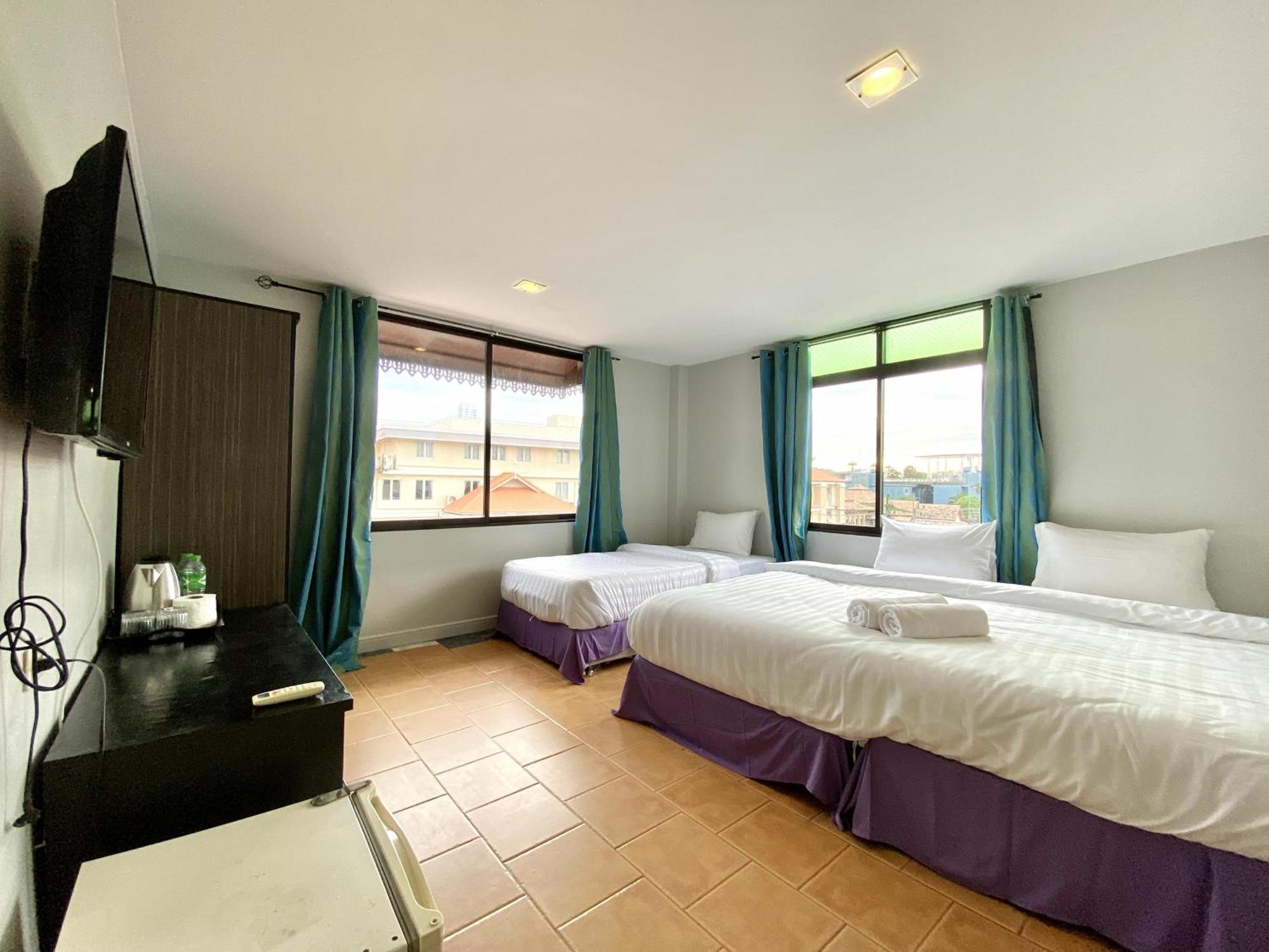 Beachwalk Minotel Patong Bagian luar foto