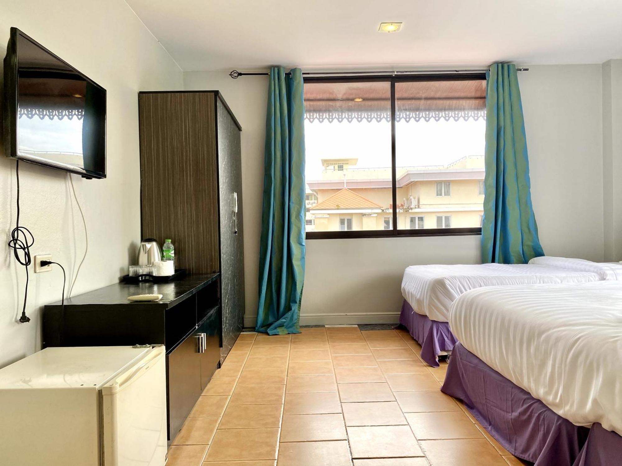 Beachwalk Minotel Patong Bagian luar foto