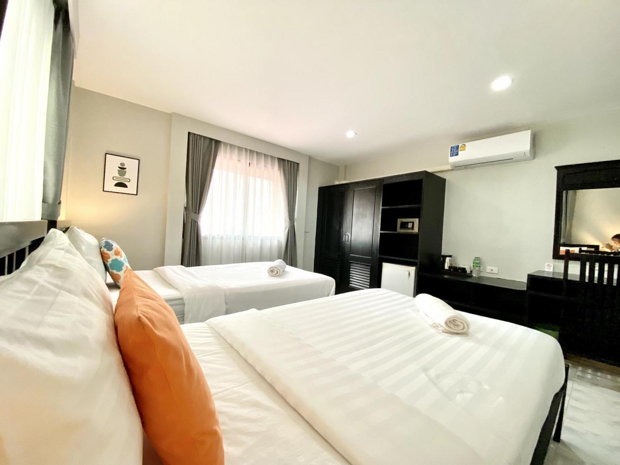 Beachwalk Minotel Patong Bagian luar foto