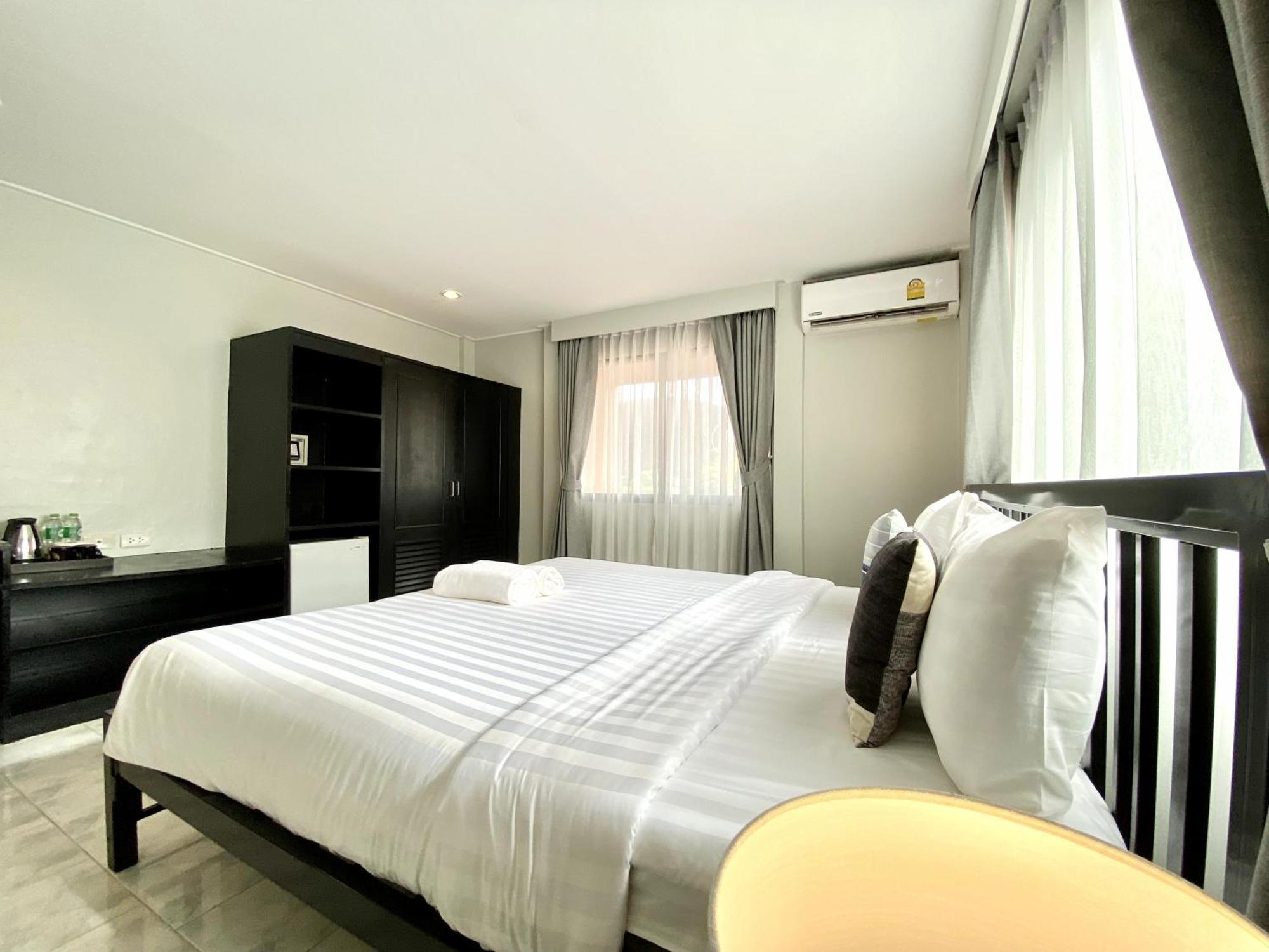 Beachwalk Minotel Patong Bagian luar foto