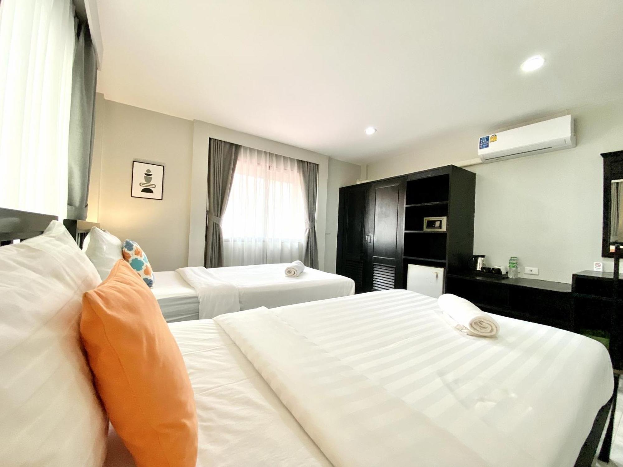 Beachwalk Minotel Patong Bagian luar foto