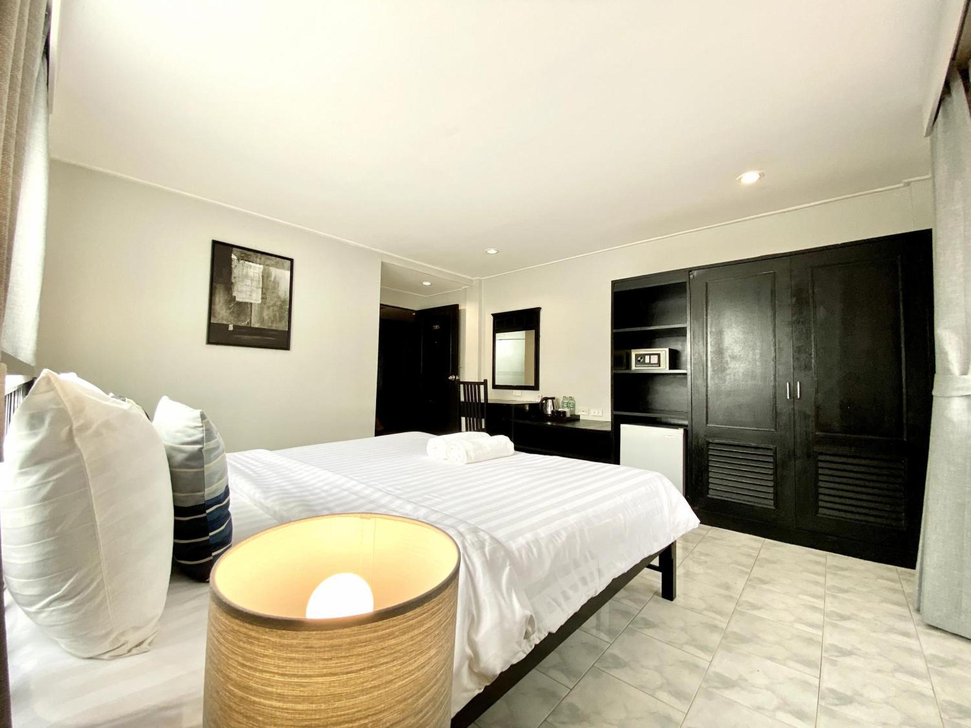 Beachwalk Minotel Patong Bagian luar foto